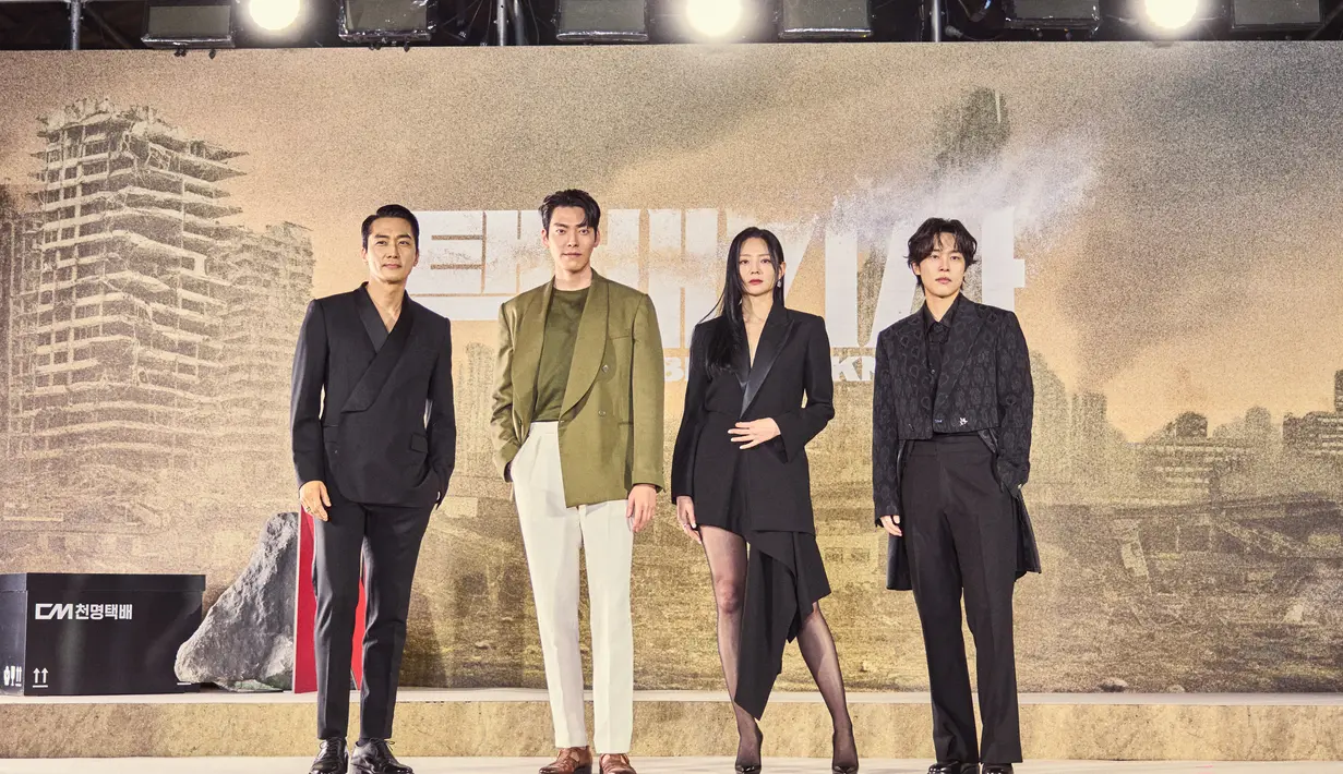 Song Seung Heon, Kim Woo Bin, Esom, dan Kang You Seok dalam konferensi pers drakor Black Knight. (Netflix)