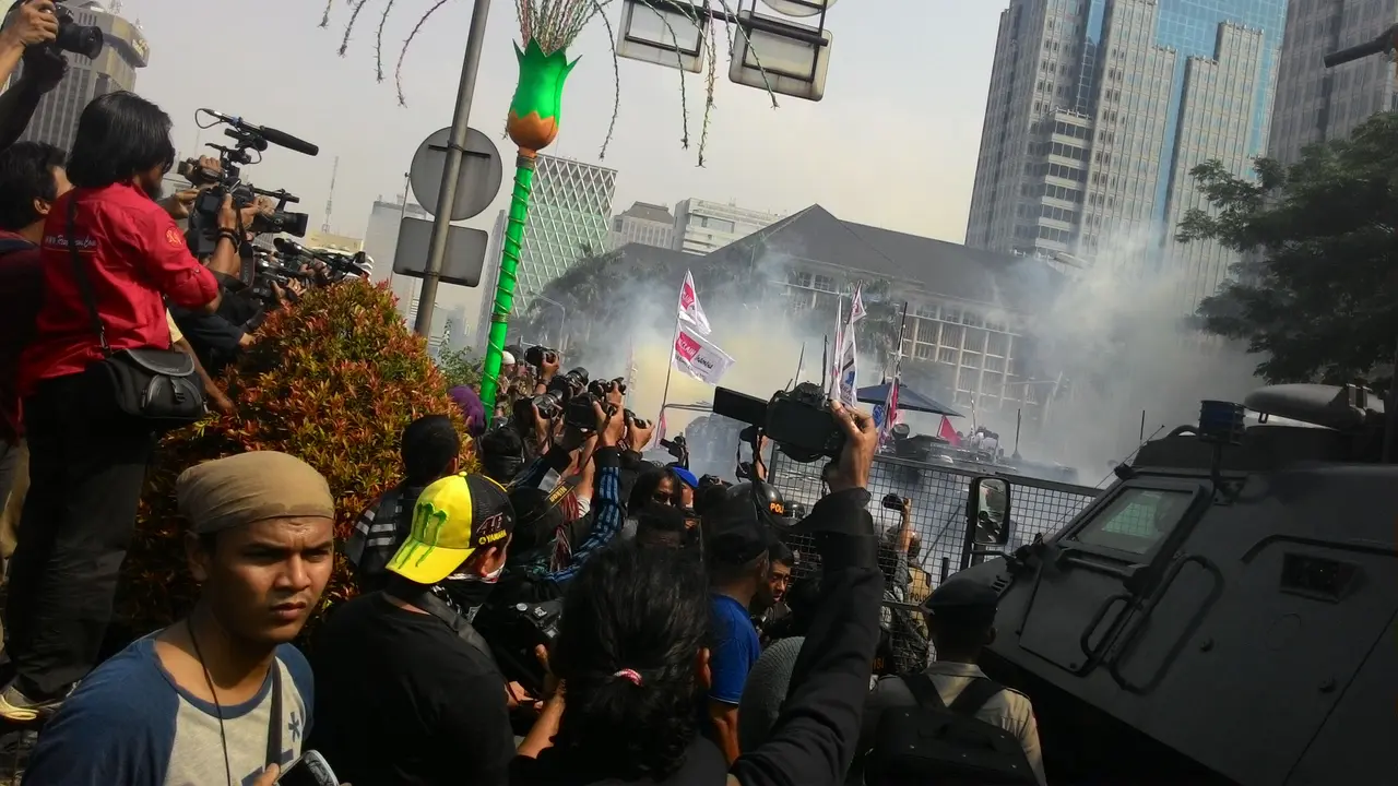 Polisi Pukul Mundur Massa Prabowo, 1 Orang Ditangkap
