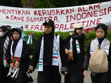 Spanduk keprihatinan dibentangkan saat massa menggelar aksi damai di depan Kedutaan Besar Amerika Serikat (Kedubes AS), Jakarta, Selasa (2/12/2025). Massa menggelar aksi solidaritas Palestina serta keprihatinan atas terjadinya bencana Sumatera di depan Kedutaan Besar Amerika Serikat (Kedubes AS) di Jakarta Pusat, Selasa (2/12/2025). (Kapanlagi.com/Budy Santoso)