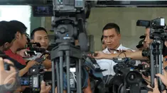 Bupati Rokan Hulu, Suparman, memberikan keterangan usai diperiksa perdana oleh penyidik KPK, Jakarta, Selasa (10/5). Bupati Rokan Hulu ditetapkan sebagai tersangka kasus suap RAPBD-P Riau Tahun 2014 dan RAPBD Riau Tahun 2015. (Liputan6.com/Helmi Afandi)