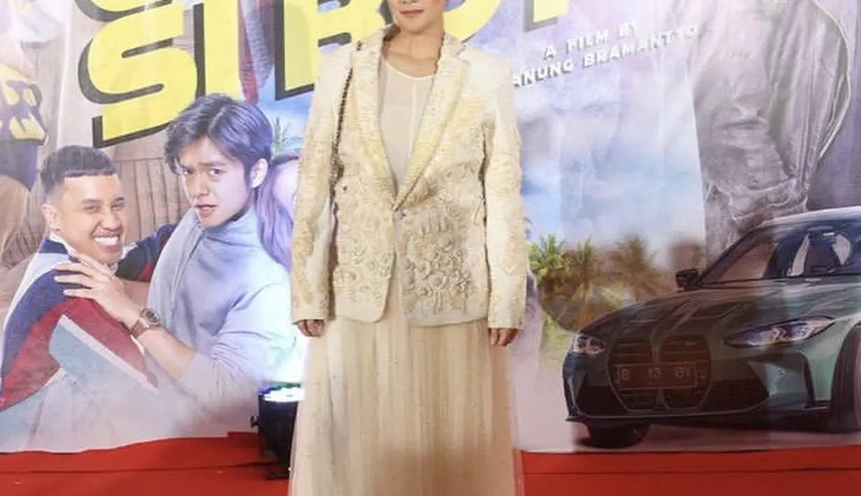 Marcella Zalianty pun hadir mengenakan pakaian serba putih, blazer berpayet dan rok panjang organza dari Priyo Oktaviano. [Insragram/@marcella.zalianty]