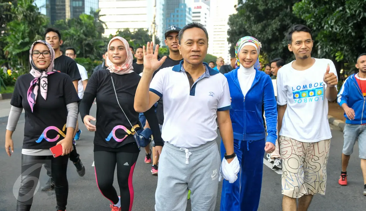 Ketua MPR RI, Zulkifli Hasan (tengah) menikmati olah raga jalan santai bersama Melek Indonesia dan 18 komunitas di Car Fre Day (CFD), Jakarta, Minggu (3/4/2016).(Liputan6.com/Yoppy Renato)