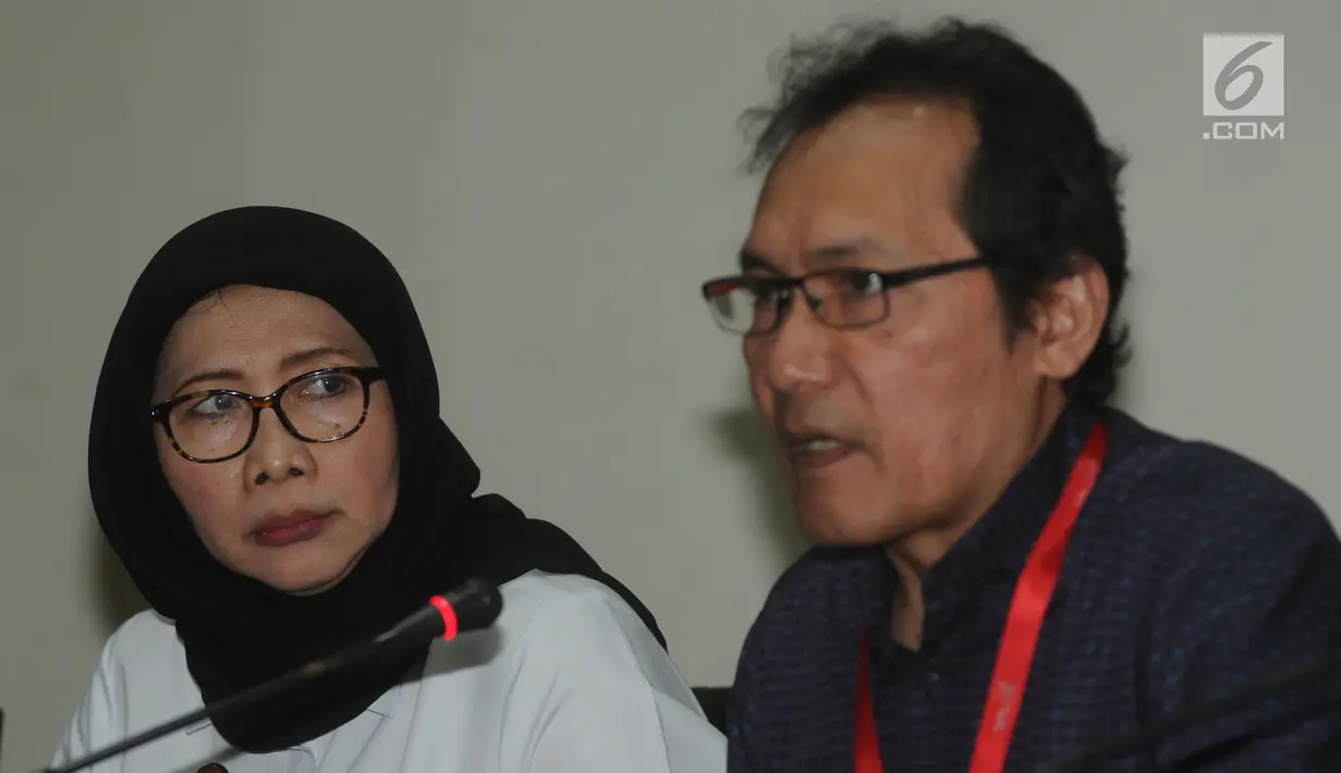 Wakil Ketua KPK Saut Situmorang dan Dirjen PAS, Sri Puguh Budi Utami memberikan keterangan usai rapat koordinasi di Gedung KPK, Jakarta, Selasa (19/3). Dirjen PAS menemui pimpinan KPK untuk berkoordinasi tentang tata kelola lapas (merdeka.com/Dwi Narwoko)