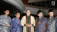 Ketum Partai Demokrat Susilo Bambang Yudhoyono (tengah), Ketua Majelis Syuro PKS Salim Segaf Al-Jufri (kedua kanan), Presiden PKS Sohibul Iman (kedua kiri) jelang pertemuan tertutup di Gran Melia, Jakarta, Senin (30/7). (Liputan6.com/Herman Zakharia)