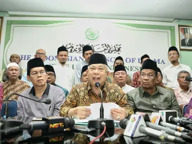 Ketum MUI Ma'ruf Amin (tengah) memberikan pernyataan mengenai kegiatan Lesbian, Gay, Biseksual dan Transgender (LGBT) di Jakarta, Rabu (17/2). MUI mengatakan bahwa kegiatan LGBT diharamkan dalam Islam dan agama samawi lainnya. (Liputan6.com/Faizal Fanani)