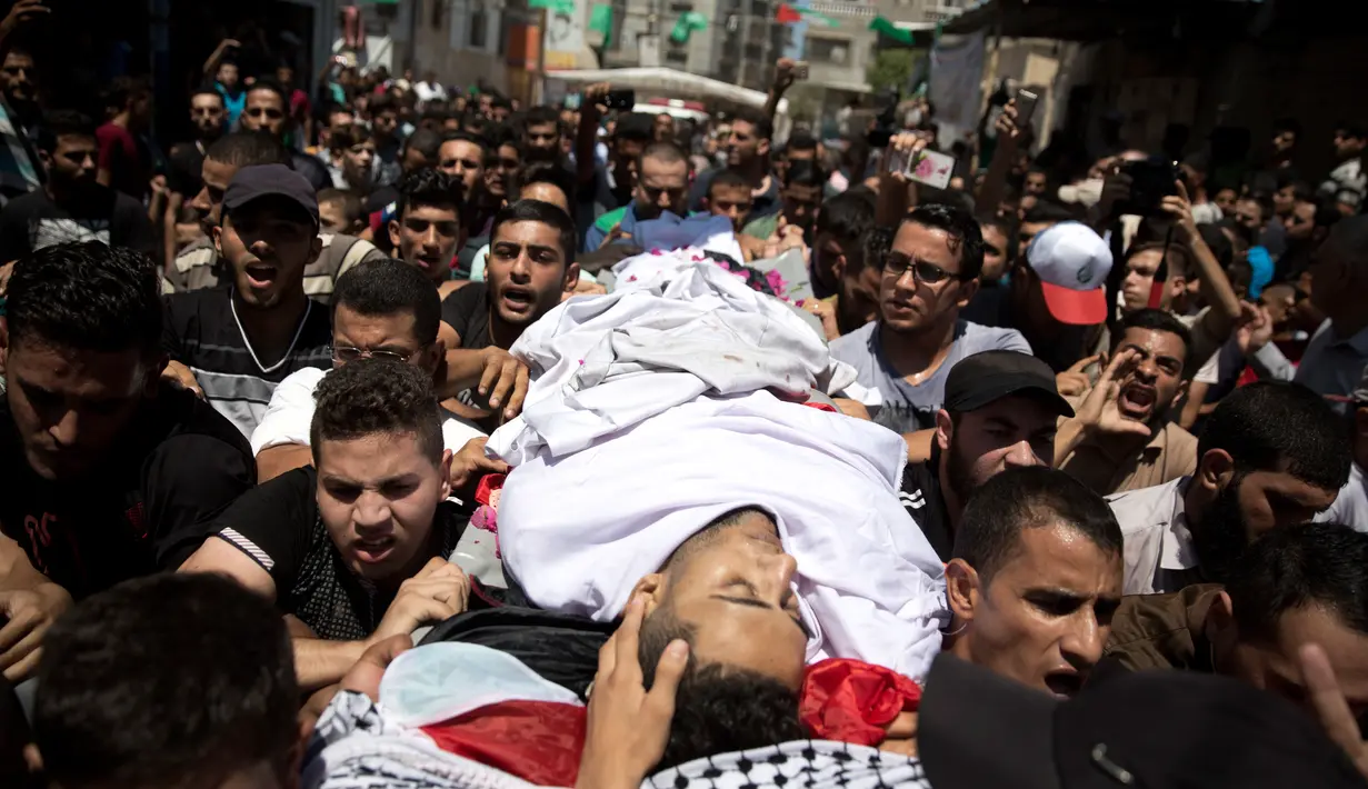 Pelayat membawa jasad paramedis Palestina Abdullah al-Qutati di Rafah, Jalur Gaza, Sabtu (11/8). Pemuda 21 tahun itu meninggal setelah ditembak tentara Israel. (AP Photo/Khalil Hamra)
