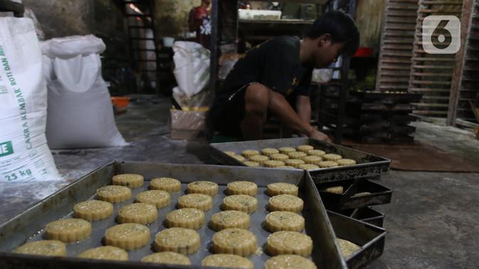 Pekerja menyelesaikan pembuatan kue kering di Jakarta, Rabu (30/9/2020). Kemenkop UKM menyatakan realisasi penyaluran bantuan presiden (Banpres) produktif untuk UMKM senilai 2,4 juta/UKM hingga 21 September 2020 mencapai 5.909.647 usaha mikro atau sekitar 64,50 persen. (Liputan6.com/Angga Yuniar)