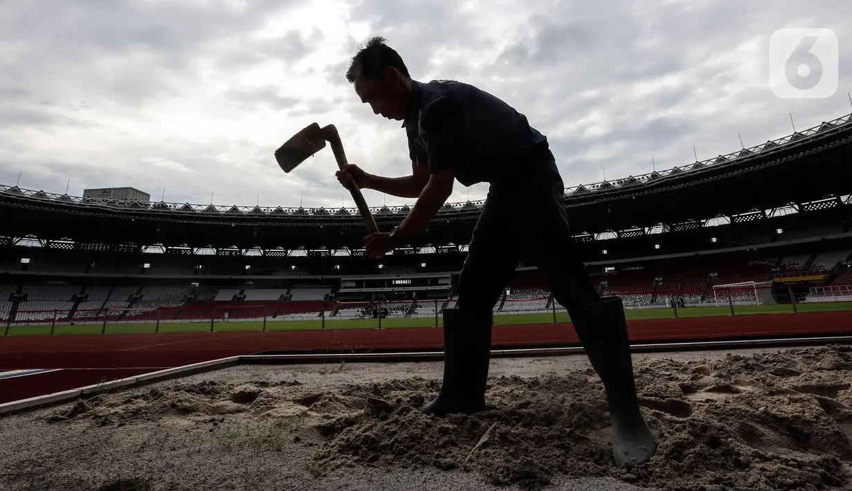 Pekerja melakukan perawatan lapangan Stadion Utama Gelora Bung Karno, Senayan, Jakarta, Kamis (9/2/2023). Perawatan kebersihan stadion berkapasitas 88.083 penonton tersebut dilakukan memasuki hari ke-100 menuju kick off Piala Dunia U-20 2023 yang akan digelar di Indonesia pada 20 Mei hingga 11 Juni mendatang. (Liputan6.com/Johan Tallo)