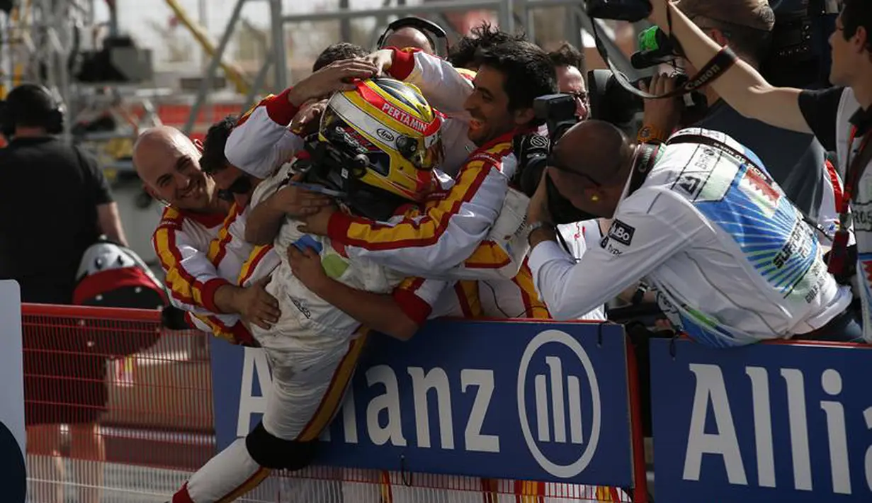 6.	Rio Haryanto disambut kru tim Campos Racing seusai finis pertama Race 2. (photo by gp2series)