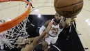 Bintang Cleveland Cavaliers, LeBron James (kanan) mencoba memasukan bola saat diadang pemain San Antonio Spurs, Kyle Anderson (kiri) pada lanjutan NBA di basketball game di AT&T Center, San Antonio, (23/1/2018). Spurs menang 114—102. (AP/Eric Gay)