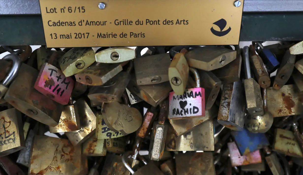 Sejumlah gembok cinta yang sebelumnya terpasang di Jembatan Pont des Art saat dilelang oleh Ville de Paris, Prancis, Rabu (3/5). Pemerintah mencoba memberikan bantuan kepada pengungsi dengan memanfaatkan ketenaran gembok cinta. (Jacques DEMARTHON/AFP)