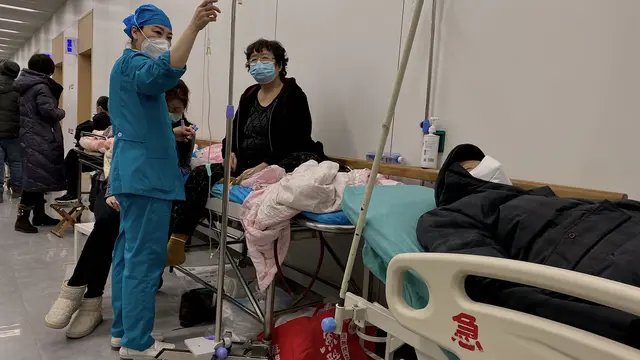 Rumah Sakit di China Mulai Kewalahan Akibat Lonjakan COVID-19