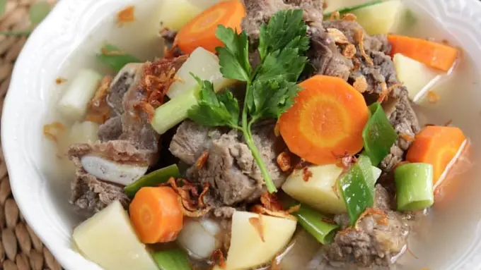 Semangkuk sop iga sapi bening