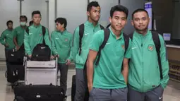 Pemain Timnas Indonesia U-19, Nurhidayat Haris dan Saddil Ramdani, tiba di Bandara Soetta, Tangerang, Rabu (20/9/2017). Timnas U-19 kembali ke tanah air setelah berhasil meraih peringkat ketiga Piala AFF U-18. (Bola.com/Vitalis Yogi Trisna)