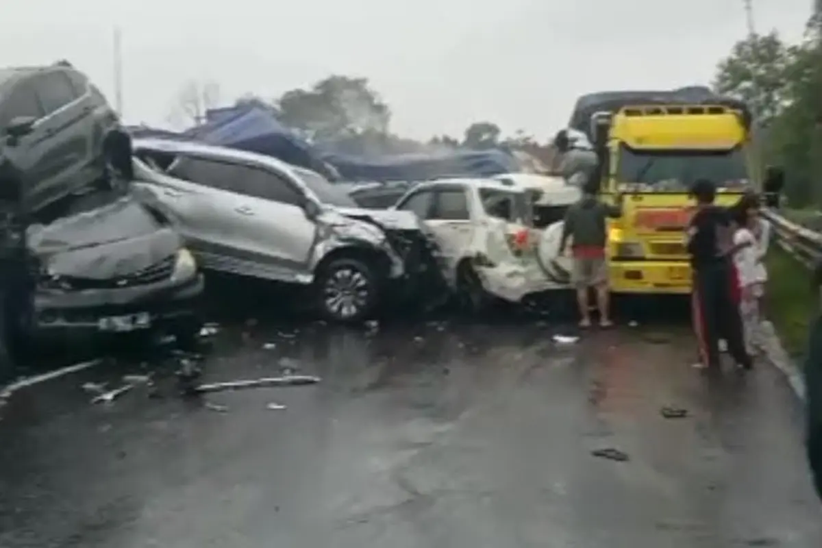 Saling Tumpuk, Puluhan Mobil Terlibat Tabrakan Beruntun di Tol Cipularang