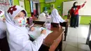 Orang tua murid menjadi guru dadakan untuk mengajar siswa dan siswi di SDN Pondok Cina 1, Depok, Jawa Barat, Senin (14/11/2022). Tak ada guru yang hadir untuk mengajar siswa-siswi yang menimba ilmu di sekolah tersebut. (merdeka.com/Arie Basuki)