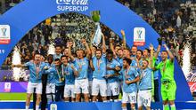 Para pemain Lazio merayakan kemenangan setelah meraih trofi Piala Super Italia 2019. Lazio menaklukkan Juventus dengan skor 3-1, Minggu (22/12/2019).  (AFP / Giuseppe Cacace)