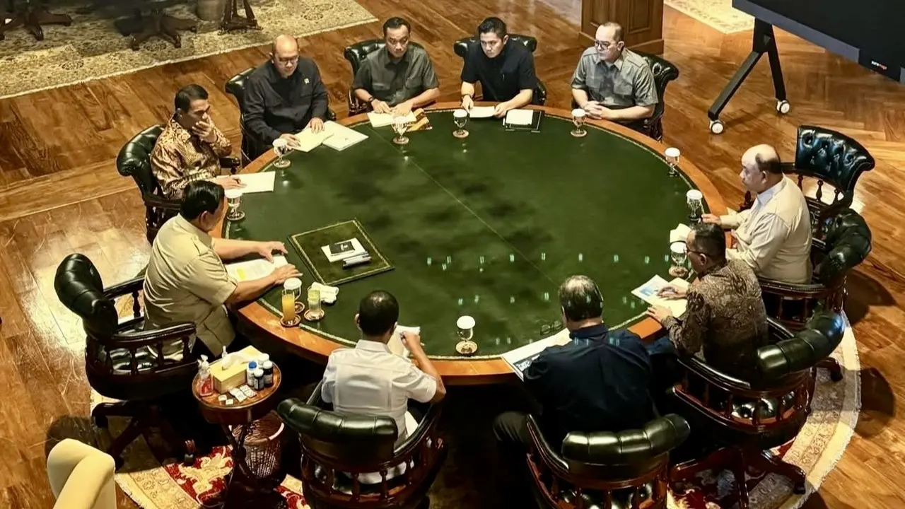 Presiden Prabowo Subianto menggelar rapat terbatas (ratas) bersama sejumlah menteri kabinet di kediaman pribadinya di Hambalang.