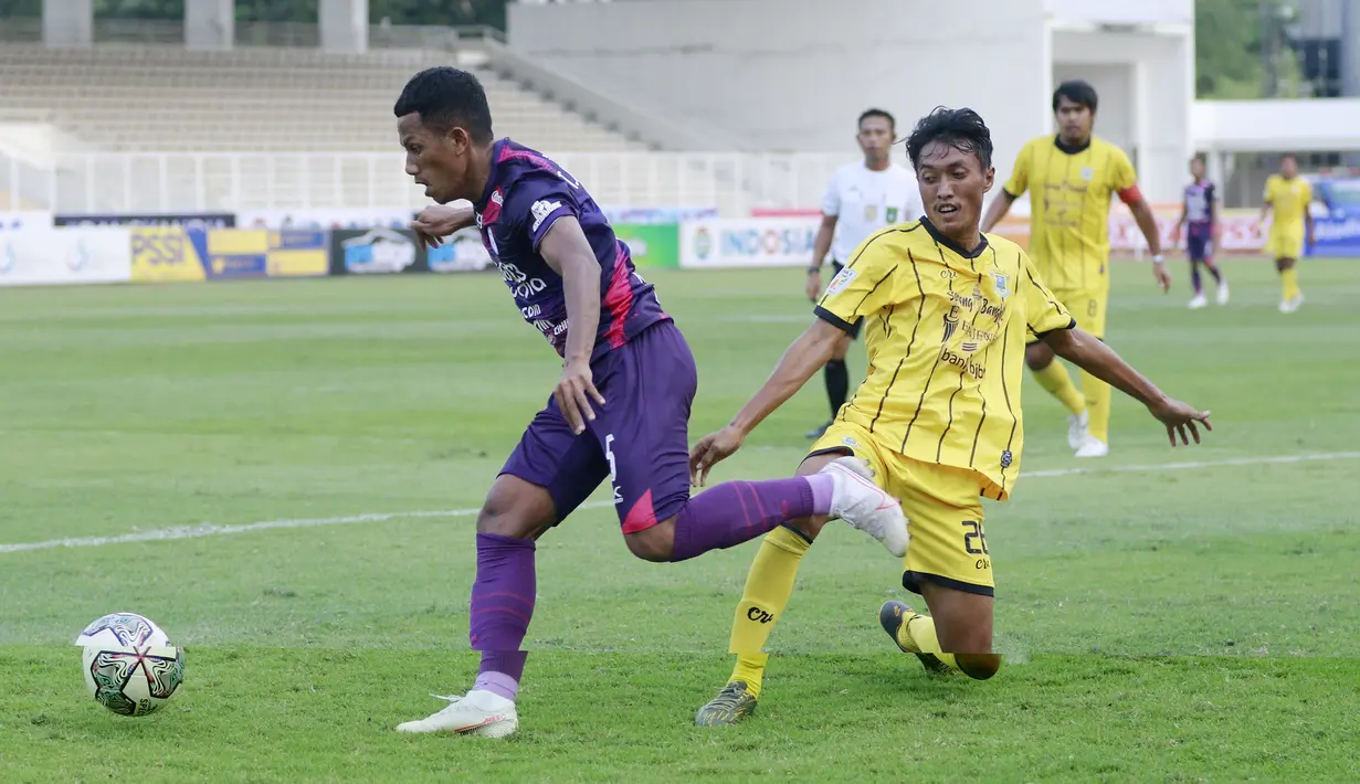 Kedua tim berhasil memberikan permainan menekan sejak babak pertama dimulai. Peluang RANS Cilegon FC terjadi pada menit ke-20. Sayang tendangan dari Sadam masih sedikit menyamping di pinggir gawang Perserang Serang. (Bola.com/M Iqbal Ichsan)