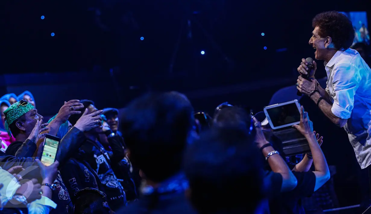 Vokalis God Bless, Ahmad Albar saat membawakan lagu di album ketujuh 36 medio 2009 di Studio 5 INDOSIAR, Jakarta Barat, Sabtu (17/12/2016). (Liputan6.com/Faizal Fanani)