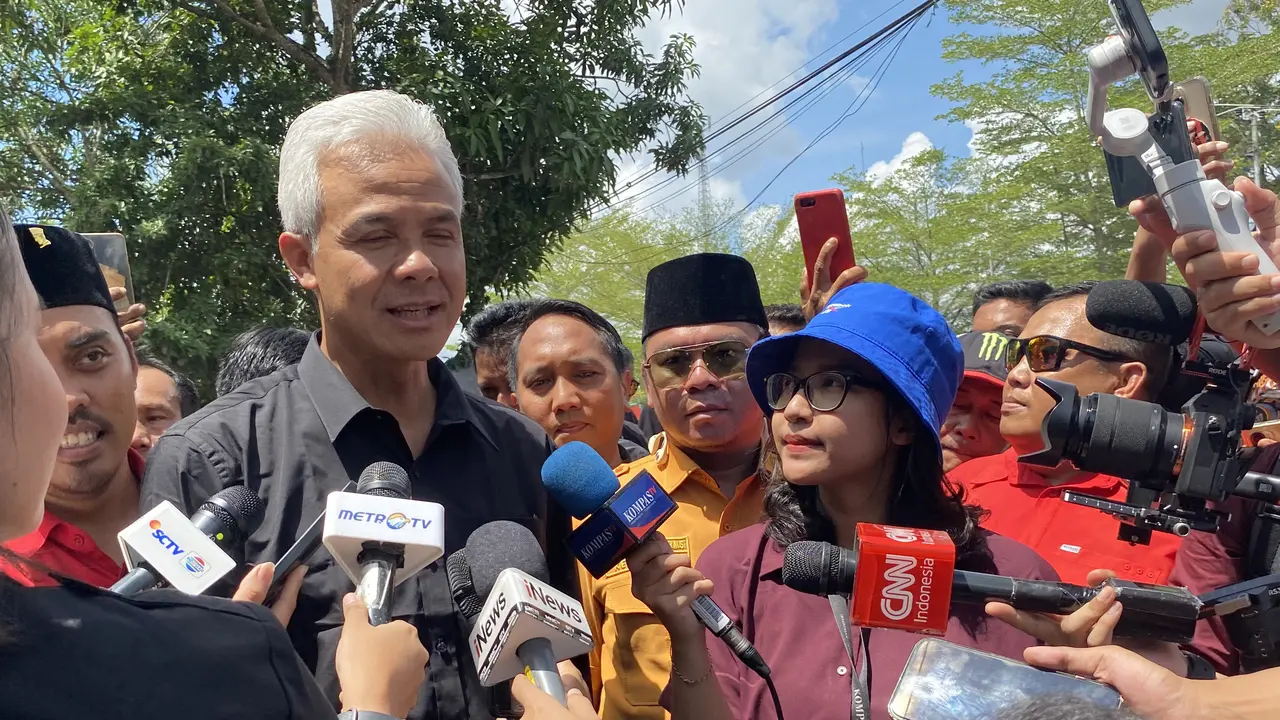 Calon presiden nomor urut 3, Ganjar Pranowo angkat bicara terkait kritikan Gibran Rakabuming Raka terkait sarana prasarana SMK di Jawa Tengah yang dinilai sudah ketinggalan zaman.