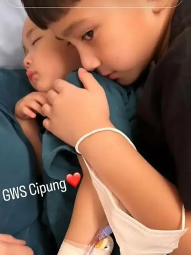6 Potret Rafathar Peluk Rangkul Rayyanza Saat Sakit, Habis Rontgen Paru-Paru