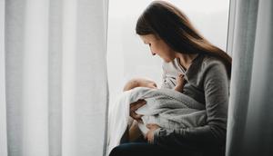 Gunakan posisi yang membuat bayi lebih mudah mengontrol aliran ASI, seperti posisi laid-back breastfeeding (menyusui sambil setengah berbaring). Posisi ini membantu memperlambat aliran susu sehingga bayi tidak mudah tersedak. (Foto: freepic.diller/Freepik)