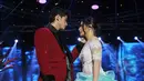 Aliando Syarief dan Prilly Latuconsina saat beradegan dalam drama cabaret di panggung SCTV Music Awards 2015 di Studio 6 Emtek City, Jakarta, Rabu (6/5). (Liputan6.com/Herman Zakharia)