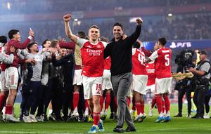 Pemain Arsenal, Leandro Trossard dan pelatih Mikel Arteta usai kemenangan atas Atletico Madrid di leg kedua semifinal Liga Champions, Rabu 6 Mei 2026. (c) John Walton/PA via AP