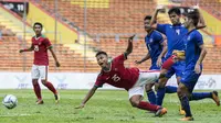 2. Gelandang Timnas Indonesia, Osvaldo Haay, dijatuhkan pemain Thailand yang berbuah hadiah penalti. (Bola.com/Vitalis Yogi Trisna)