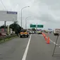 Pintu Tol Bitung dari arah Jakarta menuju Tangerang ditutup lantaran ketinggian banjir mencapai 80 cm, Sabtu (20/2/2021). (Foto;Liputan6/Pramita Tristiawati)