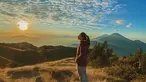 Naik gunung, trekking, hingga main di sungai ataupun air terjun, belakangan sedang menjadi tren di kalangan selebriti. Banyak selebriti yang hobi berolahraga pun mencoba sensari liburan menikmati alam tersebut. (Liputan6.com/IG/@dindakirana.s)
