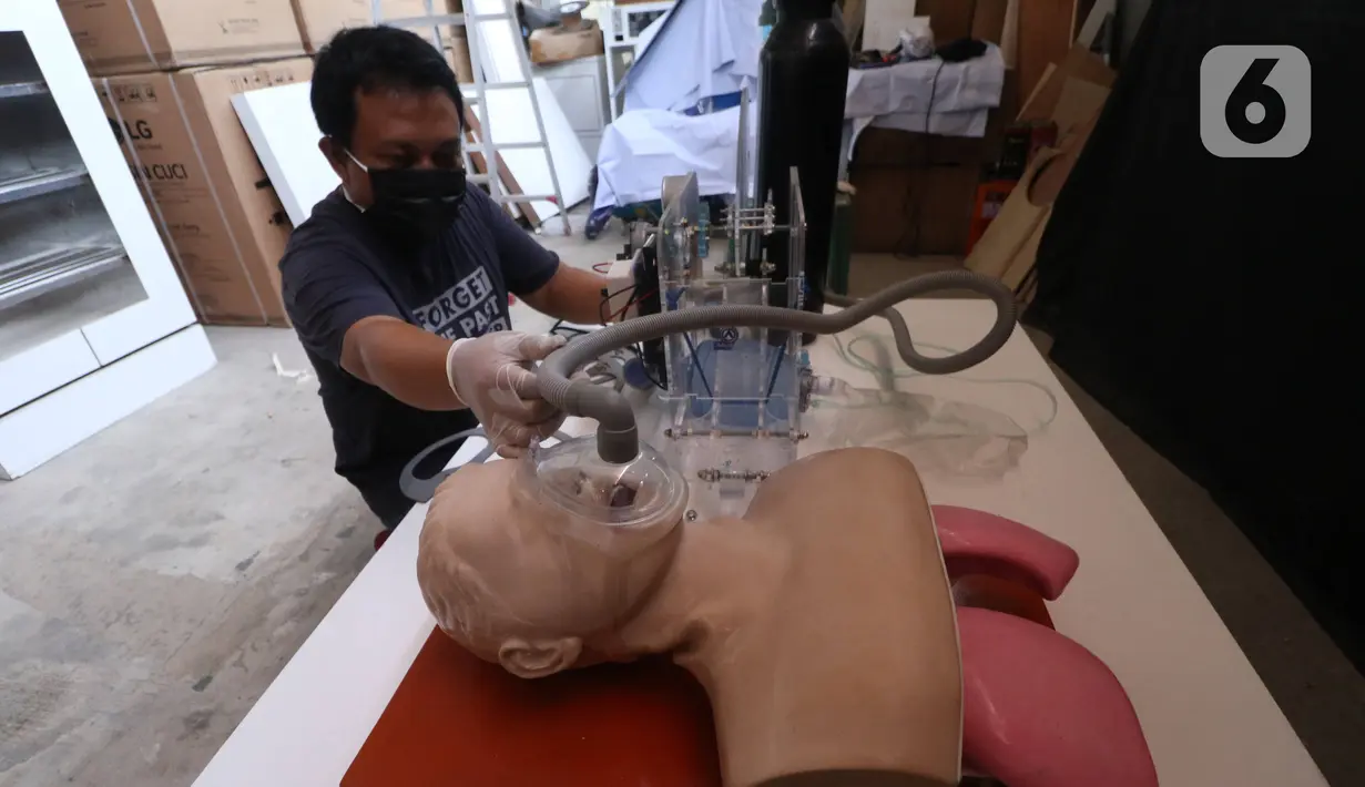 Anton Agusta melakukan uji coba ventilator buatannya di Bengkel Industri UMKM Agusta, Cidodol, Kebayoran Lama, Jakarta Selatan, Selasa (14/4/2020). Agusta berharap Kementerian Kesehatan RI dapat menguji coba ventilator buatannya agar bisa diproduksi untuk pasien COVID-19. (Liputan6.com/Angga Yuniar)