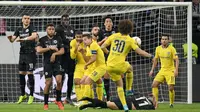 David Luiz melepaskan tendangan bebas pada leg 1, semifinal Liga Europa yang berlangsung di Stadion Commerzbank Arena, Frankfurt, Jumat (3/5). Chelsea imbang 1-1 kontra Eintracht Frankfurt. (AFP/Arne Dedert)