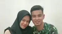 Kiper Persikabo, Ravi Murdianto, bersama istri yang tengah mengandung buah hatinya. (Bola.com/Permana Kusumadijaya)