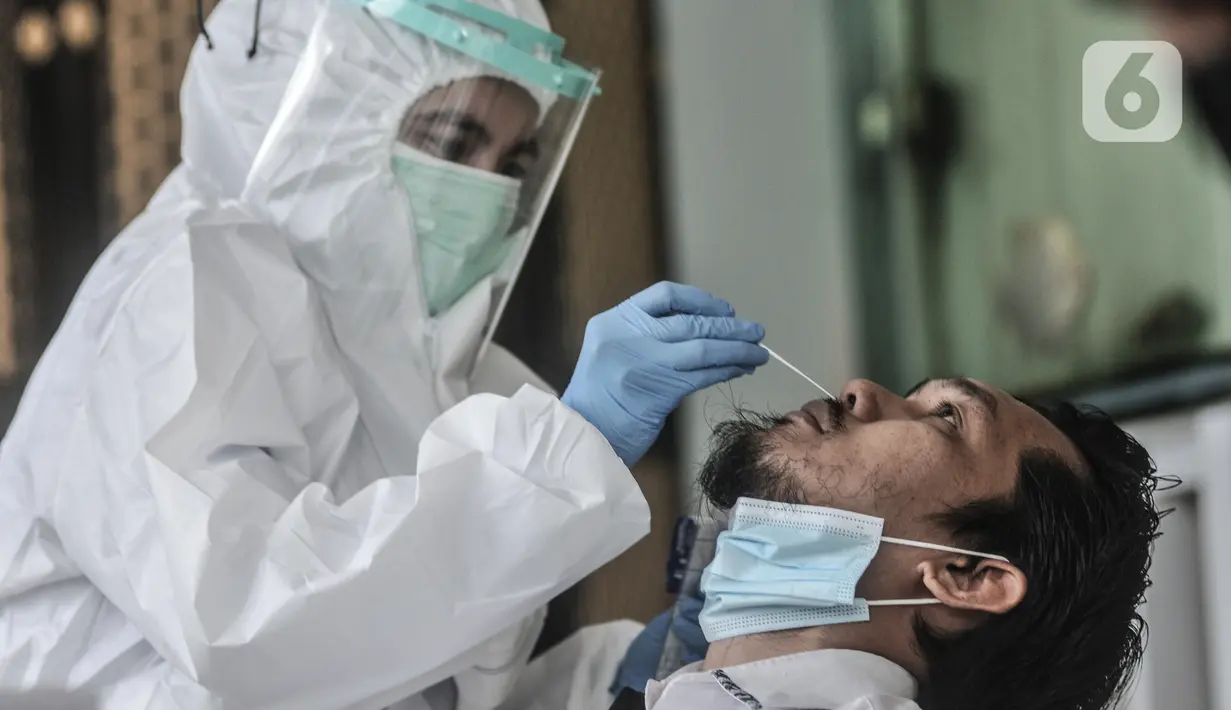 Pekerja saat mengikuti tes usap (swab) antigen di Jakarta, Senin (25/1/2021). Data Satgas Covid-19 per Senin (25/1) mencatat kasus positif di Indonesia bertambah 9.994 orang sehingga total kasus positif menjadi 999.256 orang atau hampir menembus 1 juta kasus. (merdeka.com/Iqbal S Nugroho)