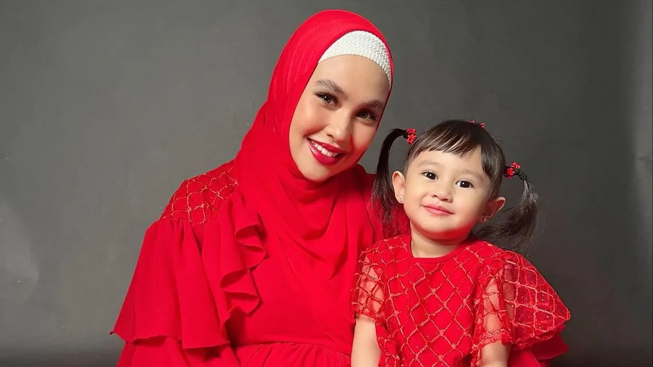 6 Gaya Pemotretan Terbaru Kartika Putri dengan Sang Anak, Kompak Bergaun Merah