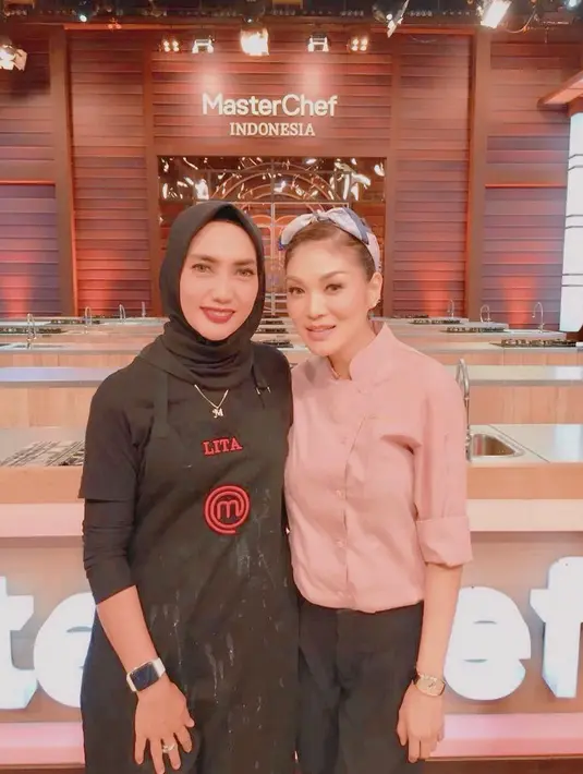 Memen keceriaan Mama Lita bersama dengan Chef Karen Calotta dalam ajang MasterChef Indonesia (Liputan6.com/IG/yulitamci5)
