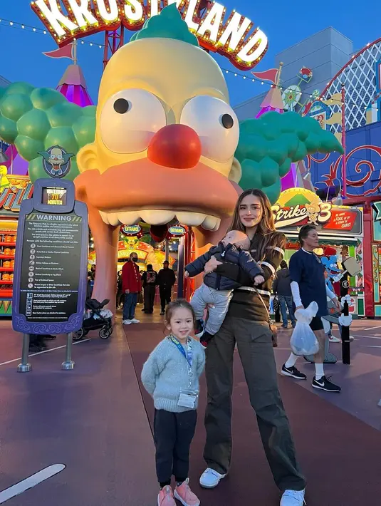 Menggendong si bungsu, Yasmine Wildblood tampil nyaman dengan sweater & cargo [@yaswildblood]