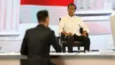 Capres nomor urut 01 Joko Widodo memperhatikan moderator saat tanya jawab dalam debat keempat Pilpres 2019 di Hotel Shangri-La, Jakarta, Sabtu (30/3). Debat kali ini mengangkat tema tentang ideologi, pemerintahan, pertahanan dan keamanan, serta hubungan internasional. (Liputan6.com/JohanTallo)