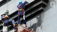 Aktivitas pekerja ketinggian di salah satu bagian gedung Pengadilan Negeri Jakarta Pusat, Rabu (18/11/2020). Berdasarkan data BP Jamsostek, angka klaim kecelakaan kerja semester I 2020 meningkat 128% dari periode yang sama 2019, dari 85.109 kasus menjadi 108.573. (Liputan6.com/Helmi Fithriansyah)