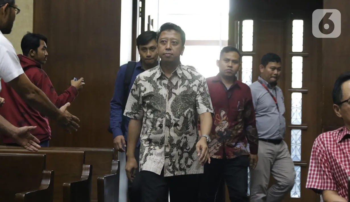 Terdakwa dugaan suap jual-beli jabatan di lingkungan Kemenag, M Romahurmuziy (tengah) bersiap menjalani sidang lanjutan di Pengadilan Tipikor, Jakarta, Rabu (23/10/2019). Sidang mendengar keterangan saksi, salah satunya Kepala Kemenag Gresik Muafaq Wirahadi (Liputan6.com/Helmi Fithriansyah)