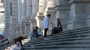 Warga tampak duduk di tangga halaman depan Museum Sejarah Nasional di Bucharest, Rumania, pada 7 Juni 2020. Setelah dua tahap penerapan langkah pelonggaran, warga Rumania kini menjalani "kehidupan seminormal". (Xinhua/Gabriel Petrescu)