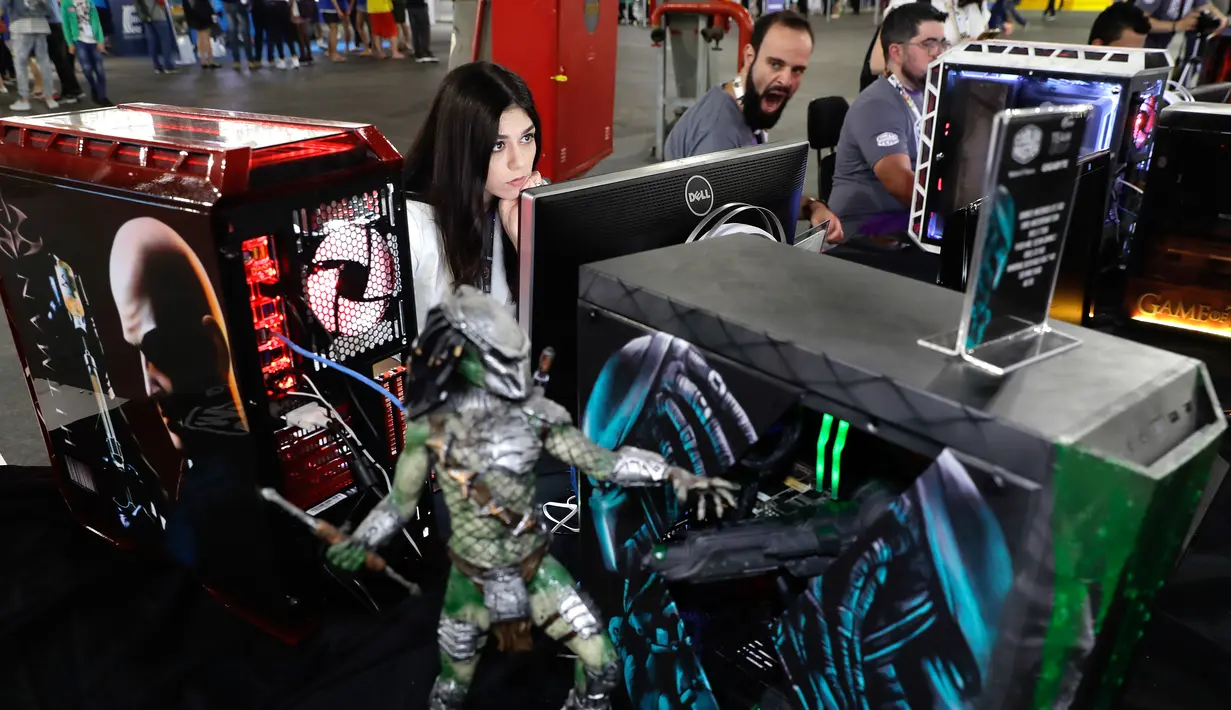 Gamer wanita bermain dalam acara Festival Teknologi Campus Party di Sao Paulo, Brasil, rabu (31/1). Acara yang berlangsung seminggu ini mengumpulkan hacker, pengembang, gamer, dan penggemar komputer. (AP Photo/Andre Penner)