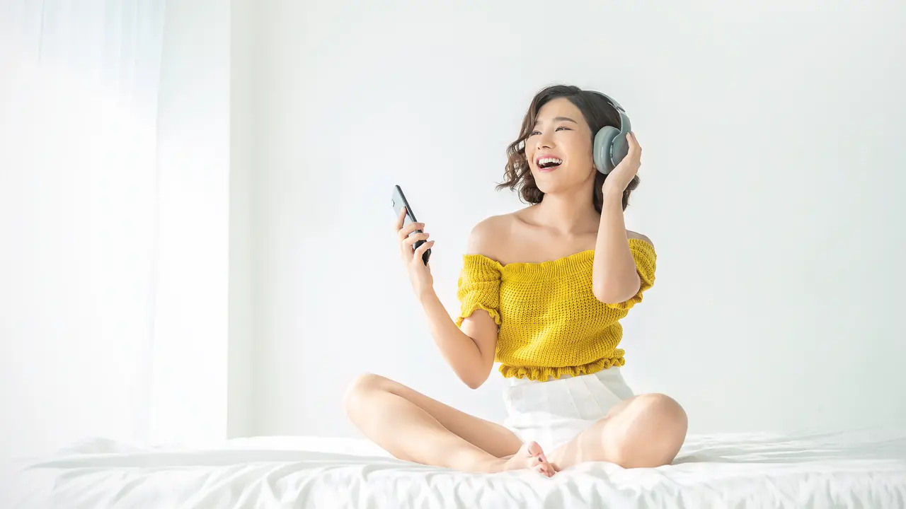 perempuan dan desember baju kuning