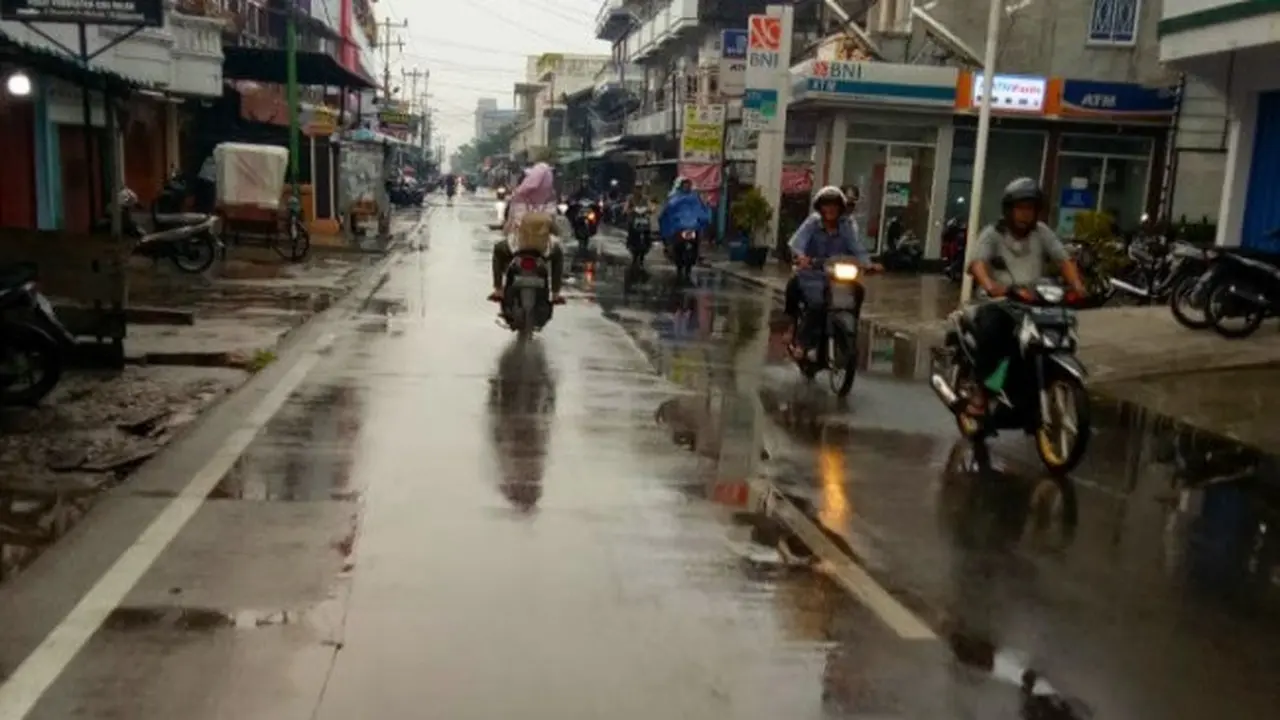 Jalanan di Selatpanjang, Kepulauan Meranti, Riau yang baru saja diguyur hujan intensitas hujan.