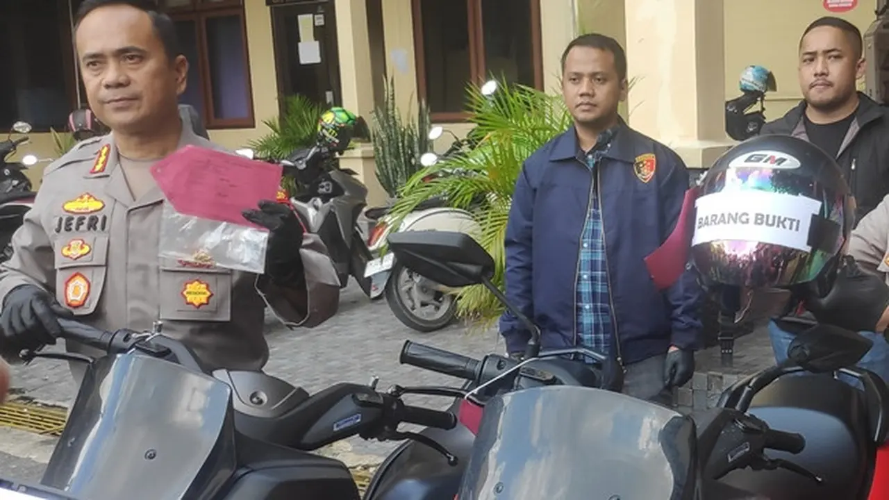 Kapolresta Pekanbaru Kombes Jefri didampingi Kasat Reskrim Kompol Andrie Setiawan memperlihatkan barang bukti jambret tewaskan korban di Pekanbaru.
