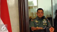 Panglima TNI, Jenderal TNI Gatot Nurmantyo (tengah) memberikan keterangan usai mengisi SPT Tahunan secara online di Mabes TNI, Jakarta, Rabu (30/3/2016). Sebelumnya Panglima TNI mengisi SPT Tahunan menggunakan E Filling. (Liputan6.com/Helmi Fithriansyah)