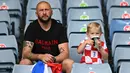 Ayah dan anak yang merupakan suporter Kroasia menunggu pertandingan sepak bola Grup D Euro 2020 antara Kroasia melawan Republik Ceska di Hampden Park di Glasgow pada 18 Juni 2021. (Foto: AFP/Pool/Paul Ellis)