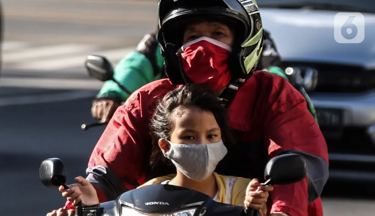 Kendaraan Roda dua melintasi Jalur Khusus Sepeda Motor dijalan Medan Merdeka Barat, Jakarta, Jumat (21/8/2020). Pemprov DKI Jakarta mengeluarkan Pergub Nomor 80 Tahun 2020 tentang Pelaksanaan PSBB Pada Masa Transisi Menuju Masyarakat Sehat, Aman, dan Produktif. (Liputan6.com/Johan Tallo)